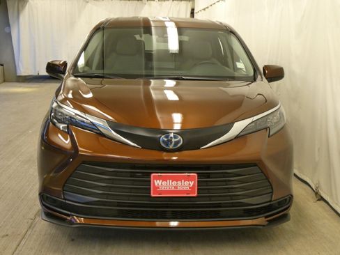 Certified 2024 Toyota Sienna LE image 3