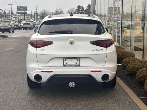 Used 2022 Alfa Romeo Stelvio Veloce image 5