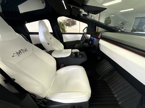 Used 2024 Tesla Cybertruck AWD Crew Cab image 20