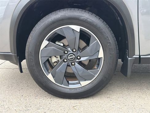 Used 2024 Nissan Rogue SV w/ SV Premium Package image 9