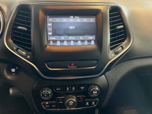 Used 2019 Jeep Cherokee Latitude Plus w/ Cold Weather Group AWD/4WD image 11