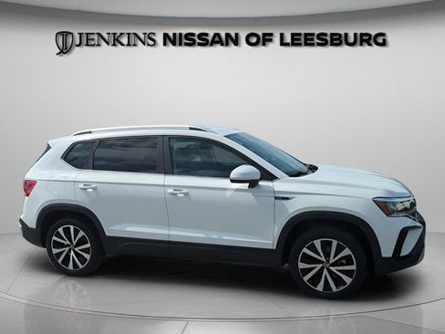 Used 2023 Volkswagen Taos SE image 2