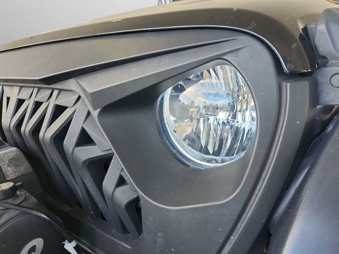 Used 2018 Jeep Wrangler Sport AWD/4WD image 32