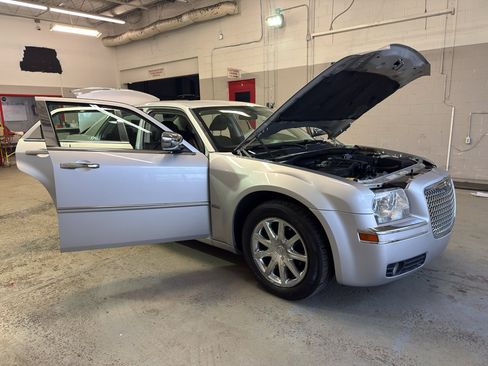 Used 2009 Chrysler 300 Touring RWD image 7