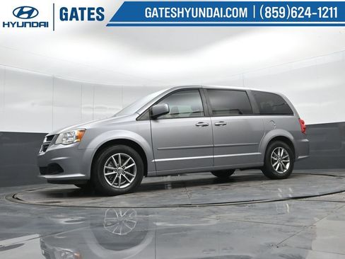 Used 2016 Dodge Grand Caravan SE image 45