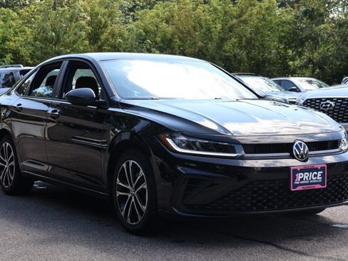 Used 2025 Volkswagen Jetta Sport FWD image 3
