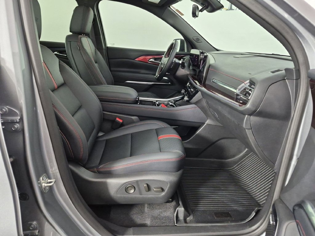 Used 2026 Chevrolet Traverse RS FWD image 37