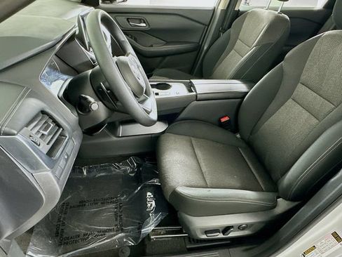 Used 2024 Nissan Rogue SV FWD image 9