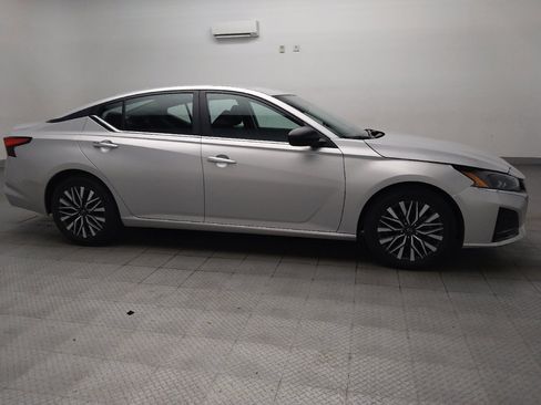 Used 2025 Nissan Altima 2.5 SV FWD image 11