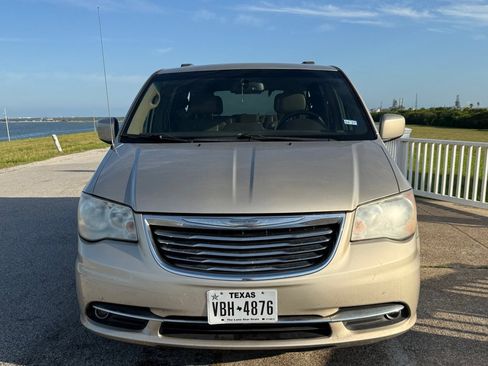 Used 2014 Chrysler Town & Country Touring FWD image 2