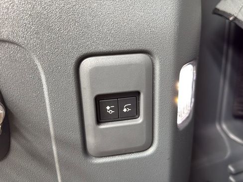 Used 2024 Land Rover Defender 110 X-Dynamic SE AWD/4WD image 19