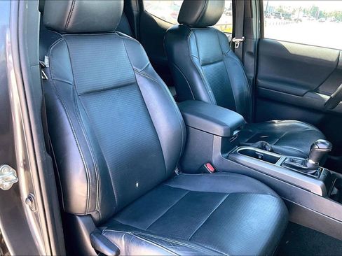 Used 2021 Toyota Tacoma TRD Sport w/ TRD Premium Sport Package AWD/4WD image 7
