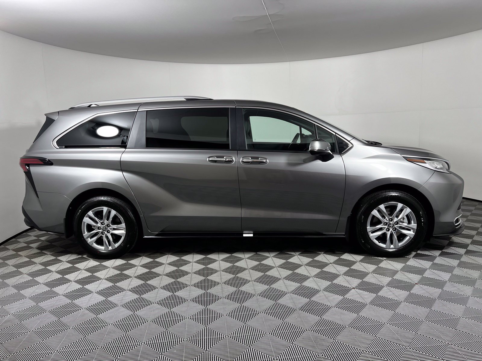 Used 2026 Toyota Sienna Limited FWD image 4