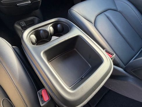 Certified 2025 Chrysler Pacifica Select image 30