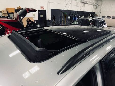 Used 2022 Volkswagen Tiguan SE R-Line image 11