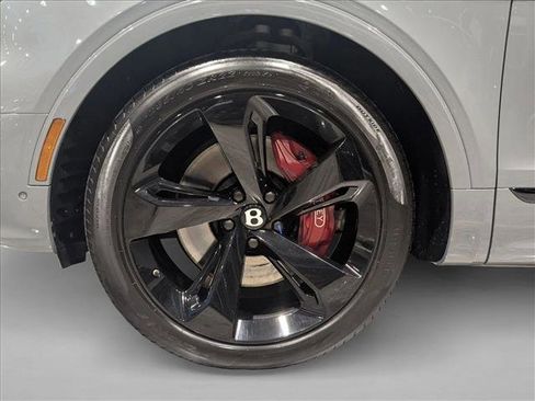 Used 2023 Bentley Bentayga image 24