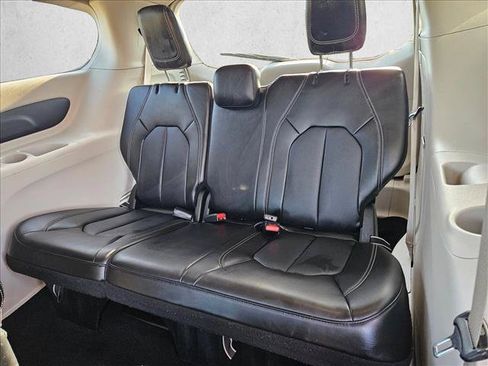 Used 2024 Chrysler Pacifica Limited FWD image 19