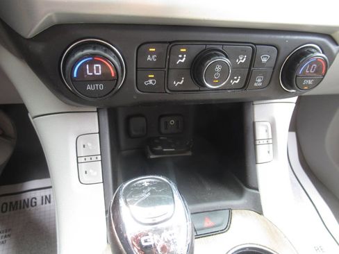Used 2017 GMC Acadia SLE AWD/4WD image 25