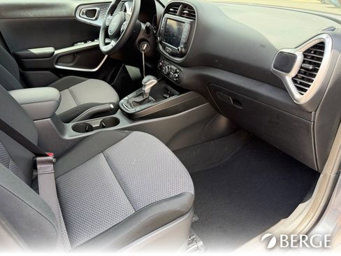 Used 2025 Kia Soul LX w/ LX Technology Package FWD image 14