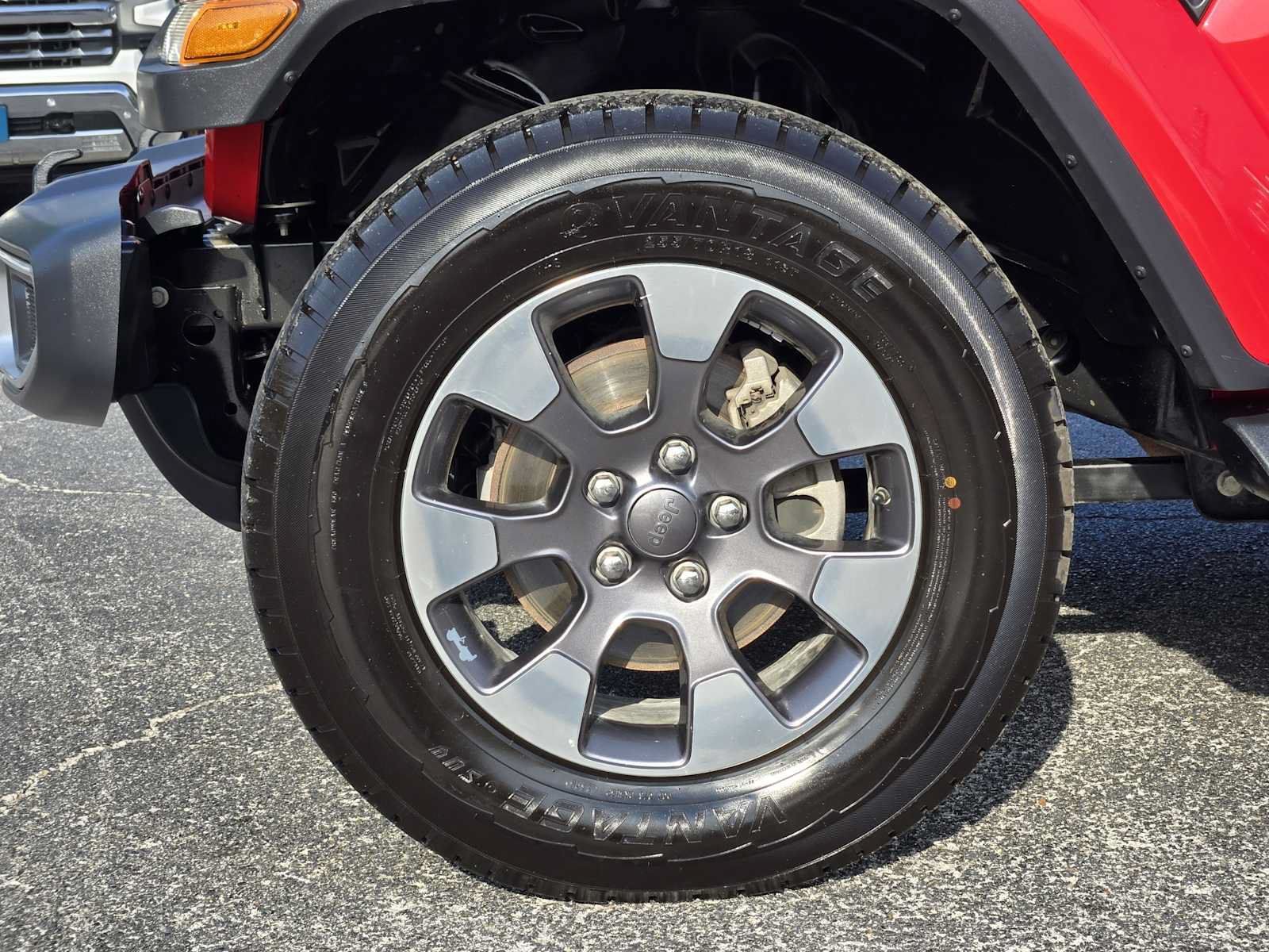 Used 2018 Jeep Wrangler Unlimited Sahara AWD/4WD image 13