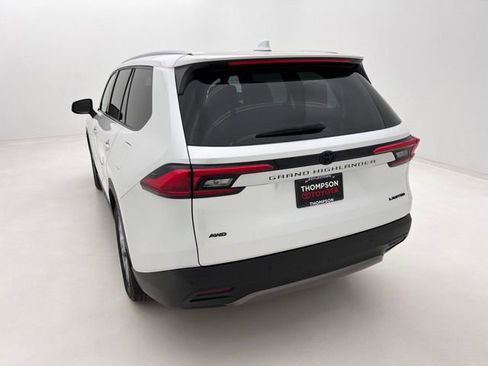 Used 2024 Toyota Grand Highlander AWD image 8
