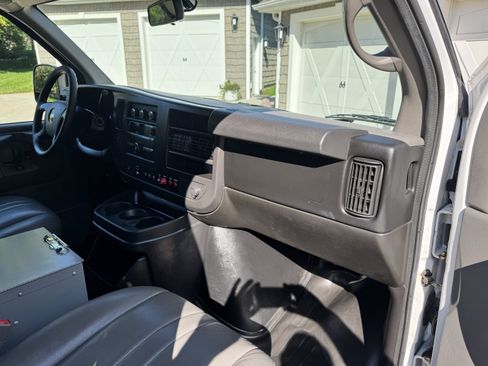 Used 2015 Chevrolet Express 2500 RWD image 17
