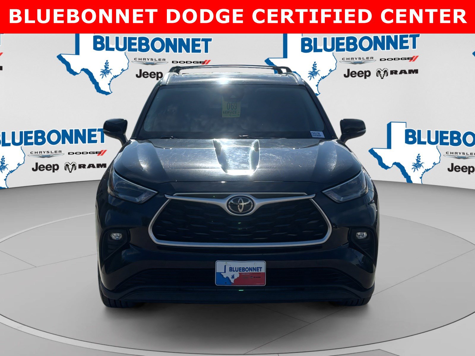 Used 2021 Toyota Highlander XLE FWD image 2