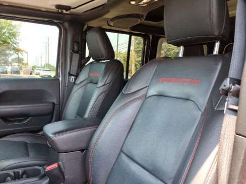 Used 2021 Jeep Wrangler Unlimited Rubicon w/ Cold Weather Group AWD/4WD image 17