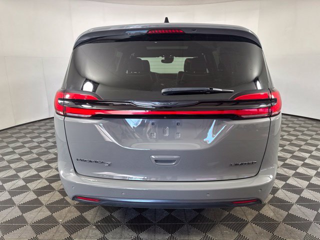 Used 2025 Chrysler Pacifica Limited FWD image 22