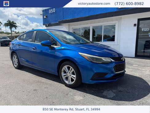 Used 2017 Chevrolet Cruze LT FWD image 1