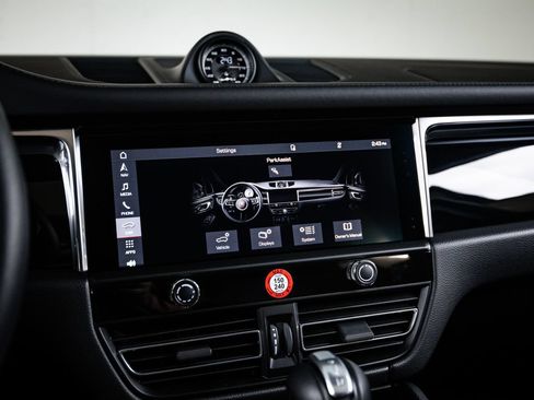 Certified 2026 Porsche Macan AWD/4WD image 18