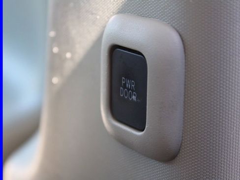 Used 2013 Toyota Sienna LE w/ Towing Pkg image 22