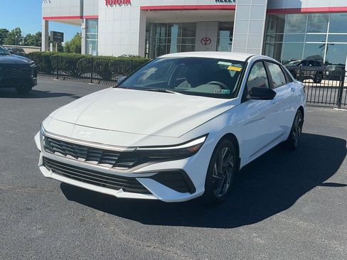 Certified 2025 Hyundai Elantra SEL FWD image 1