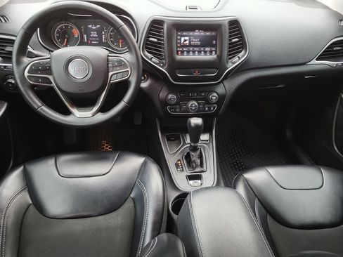 Used 2019 Jeep Cherokee Latitude Plus w/ Comfort/Convenience Group FWD image 19