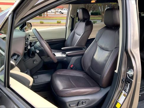 Certified 2021 Toyota Sienna Platinum image 13
