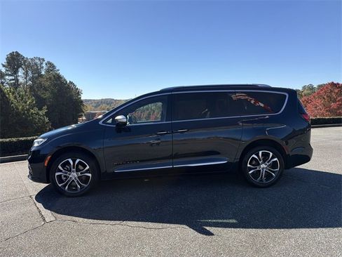 Used 2024 Chrysler Pacifica Pinnacle w/ Trailer Tow Group image 8
