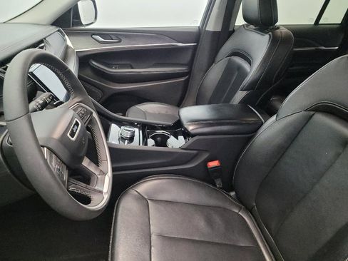 Used 2023 Jeep Grand Cherokee Limited image 17