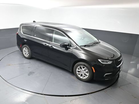 Used 2024 Chrysler Pacifica Touring-L FWD image 50