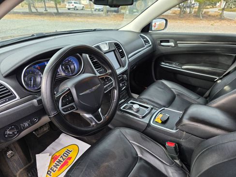 Used 2018 Chrysler 300 Touring L RWD image 10