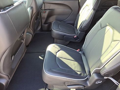 New 2026 Chrysler Pacifica Limited image 15