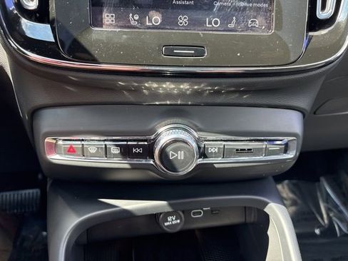 Used 2025 Volvo XC40 B5 Plus image 27