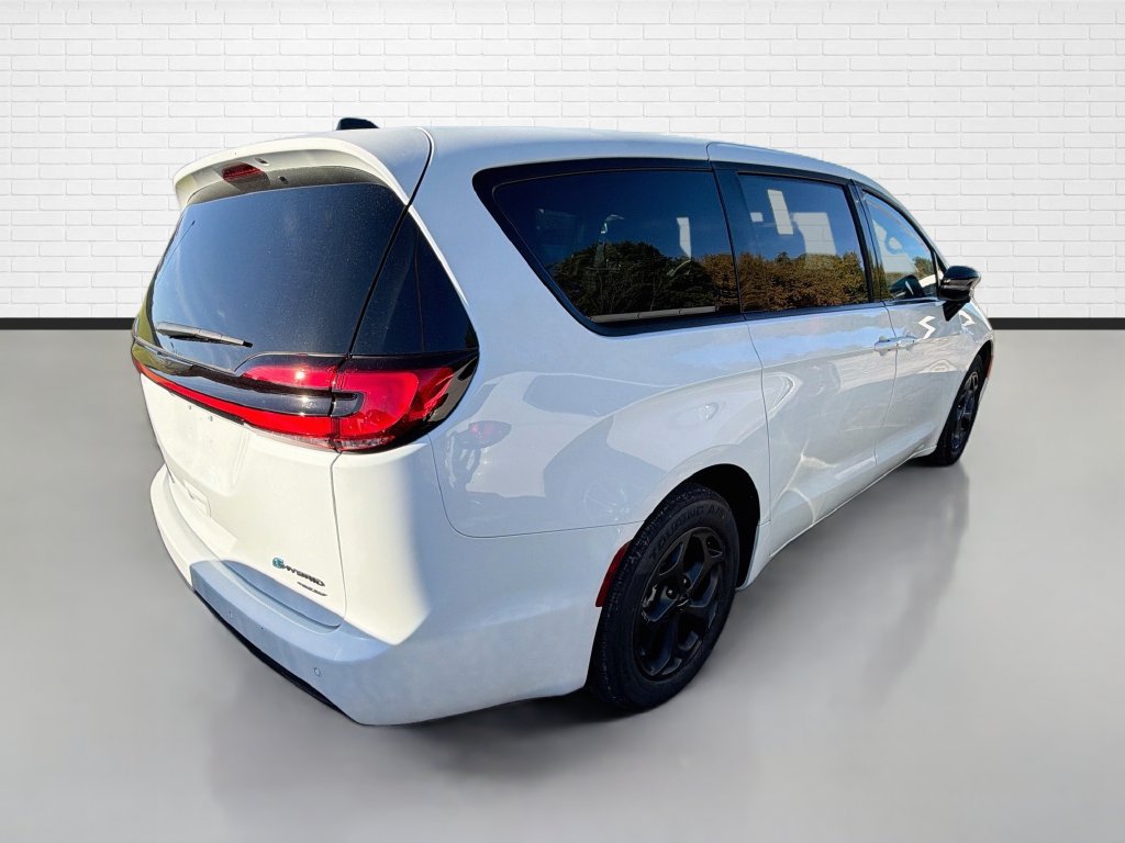 Used 2023 Chrysler Pacifica Limited w/ S Appearance Package FWD image 7