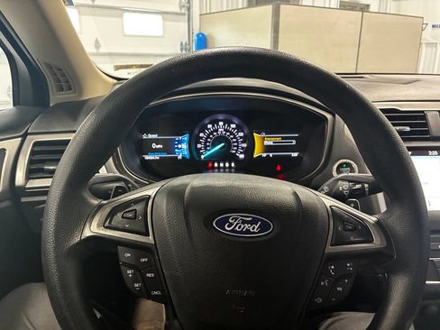 Used 2018 Ford Fusion SE w/ Fusion SE Technology Package FWD image 17