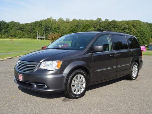 Used 2015 Chrysler Town & Country Touring FWD image 2