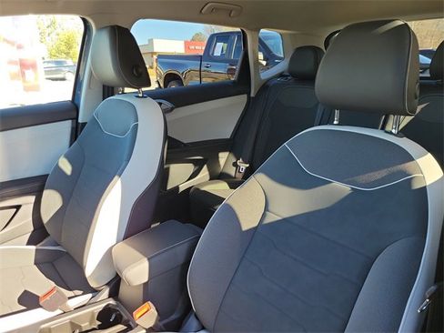 Certified 2025 Volkswagen Taos SE image 16