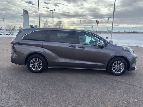 Used 2024 Toyota Sienna LE image 7