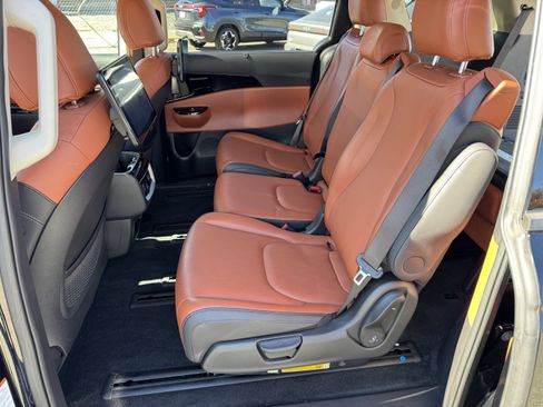 Certified 2024 Kia Carnival SX image 19