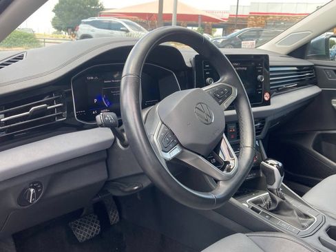 Used 2025 Volkswagen Jetta SE FWD image 9