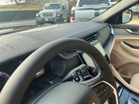 New 2025 Jeep Grand Cherokee Limited w/ Luxury Tech Group II image 26