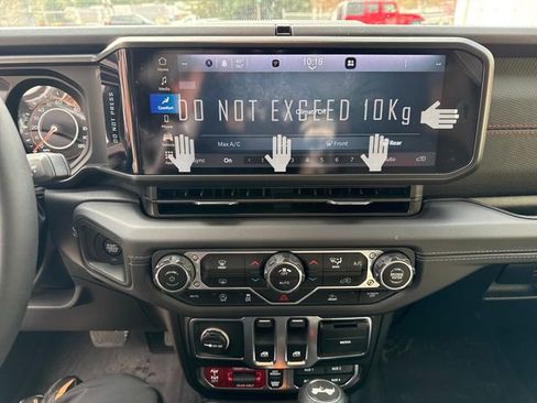 Used 2025 Jeep Wrangler Rubicon image 24